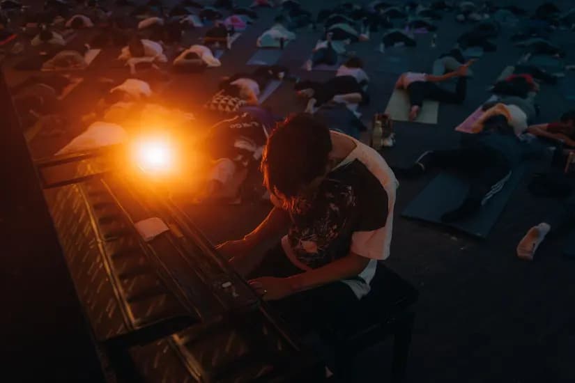 Yin Yoga with live piano by Mattias Devriendt