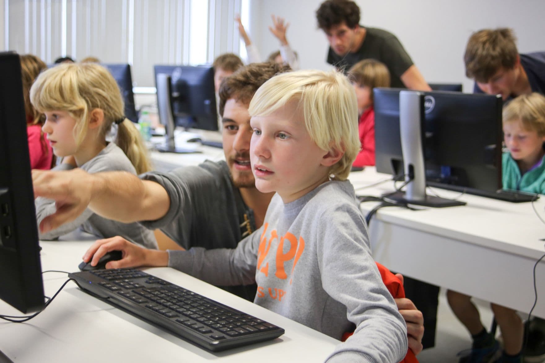 Leraar helpt 5a2636379b